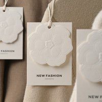 Personnalisation d'étiquettes suspendues en forme de fleur tridimensionnelle, technologie de gaufrage sur carton haut de gamme, respectueuse de l'environnement, pour hommes et femmes