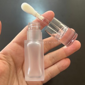 หลอดลิปกลอสทรงเหลี่ยมกลม ISMAN Luxury ขนาด 8 มล. แบบใสขุ่น ผนังหนา พร้อมแปรงหัวใหญ่ บรรจุภัณฑ์ลิปกลอส  รับทำโลโก้ตามสั่ง - Product Image 3