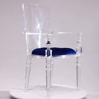 Fauteuil en acrylique de luxe néoclassique avec détails sculptés sur les pieds et les accoudoirs pour la salle à manger et les événements