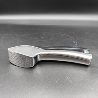 Outil de presse à bascule manuel portable en alliage de zinc pour hacher, éplucher et écraser le gingembre et l'ail, personnalisable, en gros et à prix abordable