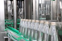 Klein formaat sapvulflesmachine 3-in-1 monoblock spoel-, vul- en afsluitapparatuur voor fruit sap- en drankenafvulinstallaties