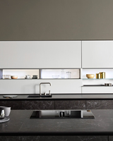 Meuble de cuisine sur mesure Song Design, finition grain de bois massif, construction de tiroirs à queue de pie, porte vitrée, garantie 5 ans - Premium