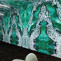 Dalle en porcelaine de marbre vert de luxe 1200x2400, motif continu, pierre frittée émaillée pour la décoration murale des salons d'hôtel