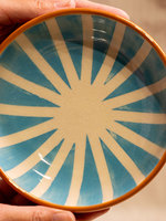 Bol en céramique artisanal en grès cuite à haute température, motif tribal, rayures bleu turquoise, texture craquelée, compatible four et micro-ondes, durable