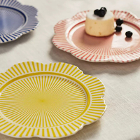Europe du Nord Assiettes et bols en céramique de forme ondulée simple et luxueuse et à bord doré Ensemble de vaisselle et pièce pour la cuisine à domicile