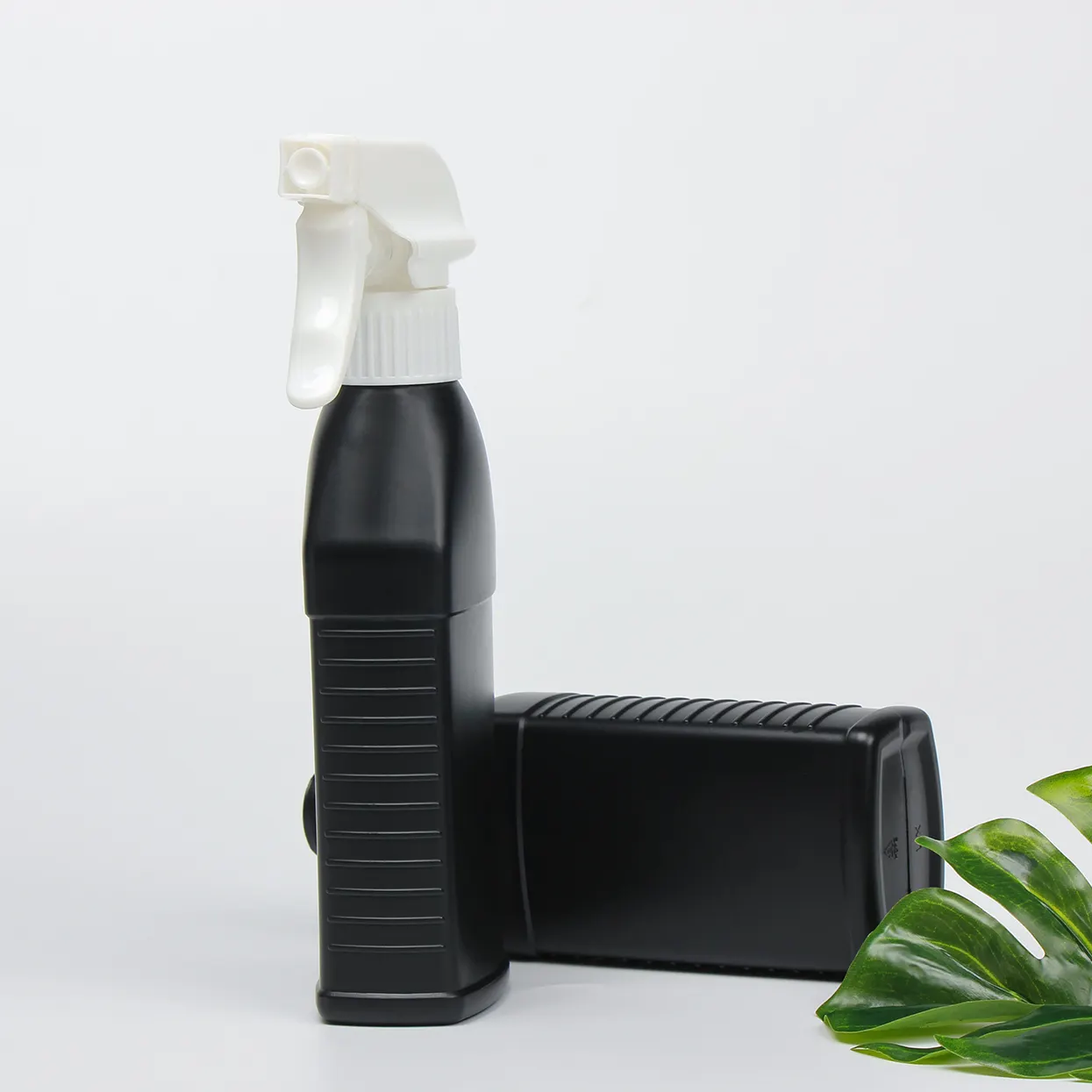 Flacone Spray per bottiglia di plastica a righe piatte quadrate nere HDPE300ML per bottiglia repellente leggera per l'industria chimica