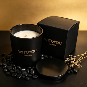 เทียนหอมกลิ่นหอมในขวดแก้วสีดำด้านแบบกำหนดเองจาก Witoyou Wholesale ปราศจากพาราฟิน พร้อมฝาโลหะสีทองและโลโก้สีทอง เหมาะสำหรับเป็นของขวัญ - Product Image 1