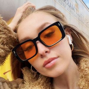 Vente en gros de lunettes de soleil personnalisées à la mode, couleur bonbon, style punk, petite monture carrée, lunettes de soleil pour femmes - Product Image 2