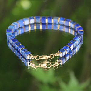 Meistverkauftes Exportprodukt: Natürliches Lapislazuli-Perlenarmband in Quadratform mit Goldton-Eisenstein-Anhänger und Edelstahl-Verschluss - Product Image 2
