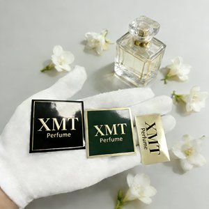 Etiquetas Adhesivas de Aluminio Dorado Personalizadas de Primera Calidad, Resistentes al Agua, para Perfumes, Bolsas de Regalo, Velas y Cosméticos - Product Image 1
