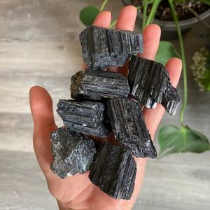 Pierres brutes de tourmaline noire naturelle en gros, spécimens de pierres précieuses brutes, éclats de cristal pour la décoration - Product Image 1