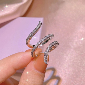 Anello Geometrico Stratificato con Zirconi a Forma di Serpente per Donne, Gioiello da Dito Creativo e alla Moda - Product Image 1