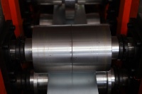 Machine automatique de formage à froid de profilés en acier pour rails de guidage de portes à enroulement en U