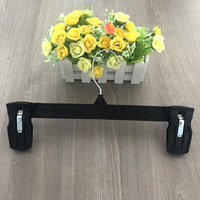 Crochets métalliques personnalisables, cintres pliables en plastique pour pantalons, pinces à jupe, pinces de marché colorées, pinces de suspension injectées, clips de suspension