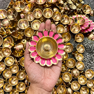 Lampe à huile traditionnelle en laiton pour mariage et Diwali, avec motif floral, pour les cérémonies religieuses et la décoration de Pooja, artisanat - Product Image 1