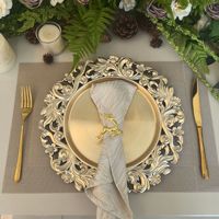 Assiette de présentation vintage de 13 pouces, ronde, ajourée, à motif floral, avec bordure ornée, argentée et dorée, pour mariage et banquet