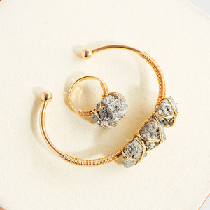 Conjunto <span class=keywords><strong>de</strong></span> Collar, <span class=keywords><strong>Pulsera</strong></span> y Anillo <span class=keywords><strong>de</strong></span> Pirita Natural, Joyería <span class=keywords><strong>de</strong></span> Cristal Curativa Envuelta en Alambre Dorado, Joyería <span class=keywords><strong>de</strong></span> Cristal Natural - Product Image 6