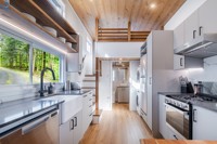 Maison conteneur compacte entièrement équipée sur roues, préfabriquée, mobile, en panneaux sandwich d'acier pour usage extérieur