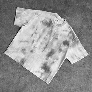 Camiseta Retro Negra con Estampado Desgastado, Hecha de Tela Gruesa, con Diseños Desteñidos y de Grafiti - Product Image 2