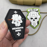 Nouvel Arrivage Patchs en caoutchouc de silicone souple à motif crâne tendance, Patch PVC 3D personnalisé en forme de cercueil avec motif os en relief et fermeture auto-agrippante pour chapeaux, Vente en gros