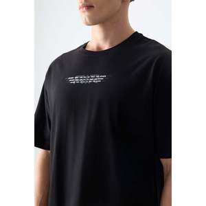 เสื้อยืดคอกลมพิมพ์ลายทรงโอเวอร์ไซส์เนื้อผ้าฝ้าย 100% สีดำสำหรับผู้ชาย รุ่น Air Jones - รุ่น 88356 - Product Image 3