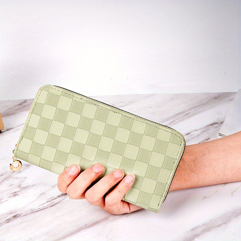 สีเขียวอ่อน