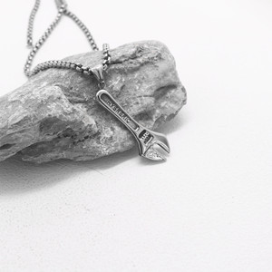 Collar con colgante de llave inglesa de acero de titanio yunnique, joyería de moda unisex para hombres y mujeres, accesorio de estilo gótico - Product Image 3