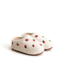 Pantoufles en feutre de laine blanches pour femmes avec logo personnalisé, broderie de fraises et semelle épaisse antidérapante pour un usage intérieur à la maison