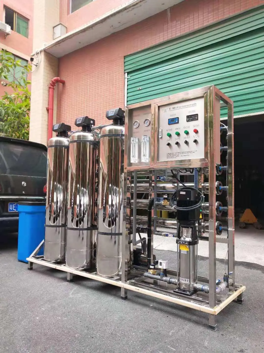1500L/H SS Auto Cleaning Reverse Osmosis Water Purification System Water Treatment Machinery With Salt Tank