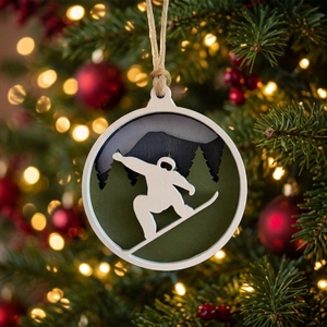Adorno Navideño Colgante de Madera Hecho a Mano con Diseño de Teleférico de Esquí y Snowboard - Product Image 3