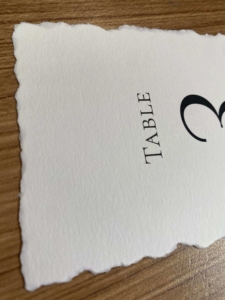 Tùy Chỉnh 1-25 Bảng Số Uống <span class=keywords><strong>Menu</strong></span> Cho Đám Cưới Handmade Thư Pháp Đặt Thẻ Deckled Cạnh Giấy Bông Cổ Tích Chéo Thiên Thần - Product Image 2