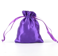 Sac en satin noir de luxe personnalisé avec cordon de serrage, sac anti-poussière pour extensions de cheveux avec impression de logo, sac en satin