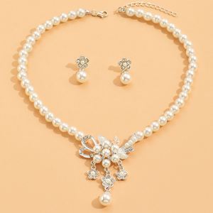 Parure de bijoux de mariée classique : collier, boucles d'oreilles et bracelet en perles – Ensemble trois pièces - Product Image 3