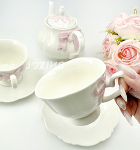 <span class=keywords><strong>Set</strong></span> da Tè in Ceramica con Teiera da 500 ml e <span class=keywords><strong>Due</strong></span> Tazze da 250 ml con Piattino, Design Carino con Fiocco, Prezzo all'Ingrosso - Product Image 5