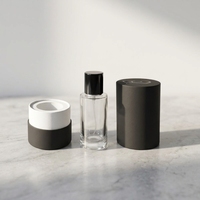 Tube cylindrique en papier noir doux au toucher vide de luxe 30ml 50 ml boîte cosmétique bouteilles en verre de parfum boîte-cadeau avec logo en relief