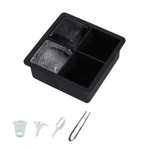 Moule à glaçons en silicone pratique et sûr avec quatre compartiments carrés pour un démoulage facile - Product Image 4