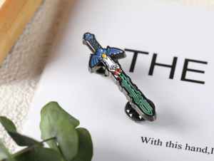 15*50mm Master's Sword Night Glow avec laque <span class=keywords><strong>Zelda</strong></span> Legend Emblème en métal émaillé autour - Product Image 4