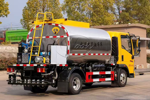HOWO 5M3 Country Road Maintenance Bitumen Transport Sprayer Truck Small Maneuver Asphalt Distributor Vehicle - Product Image 2