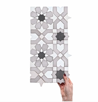 Mosaïque de marbre blanc Bianco Carrara moderne, design parquet, pour crédence de cuisine et mur de salle de bain