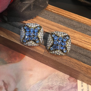 Nuovo Modello 2026 Orecchini a Perno Piccoli con Cristalli e Strass Completamente Incastonati Stile Vintage Retrò di Alta Gamma per Donne - Product Image 4