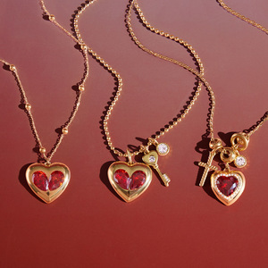 Collana con Cuore in Acciaio Inossidabile Placcato Oro 18K, Ciondolo con Zircone Rosso e Perla, Gioiello Impermeabile per Regali di San Valentino - Product Image 1