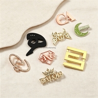 Broche personnalisée à faible MOQ avec échantillon numérique gratuit, en alliage de zinc et cristal, pour vêtements