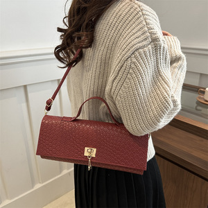 Bolso de hombro cruzado de lujo para mujer, moderno y de uso diario, con cierre dorado y diseño acolchado para un uso a la moda. - Product Image 4