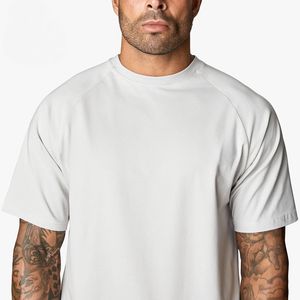 HUCAI Camiseta de entrenamiento de gimnasia personalizada para hombre 100% algodón Spandex Regular Fit cuello redondo manga corta raglán diseño en blanco ropa deportiva - Product Image 3