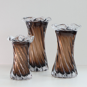 Vase en verre artisanal Art Déco, forme irrégulière, texturé, pour présentation florale, centre de table décoratif pour mariage et décoration intérieure - Product Image 6