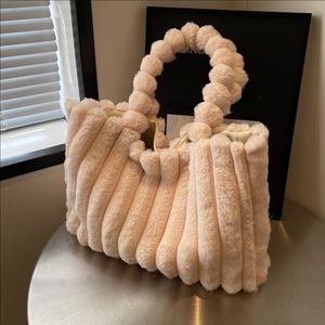 Sacs à main 2026 pour femmes, brodés, portables, personnalisés, en fausse fourrure, sacs fourre-tout à bandoulière, vente en gros - Product Image 1