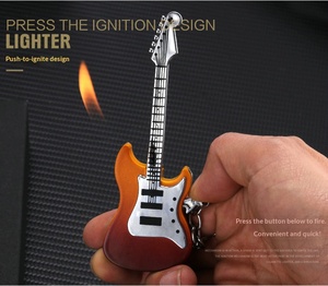 Accendino Creativo a Forma di Chitarra Ricaricabile a Fiamma Morbida con Portachiavi, Regalo Originale per <span class=keywords><strong>Amanti</strong></span> della Musica, Vendita all'Ingrosso - Product Image 1