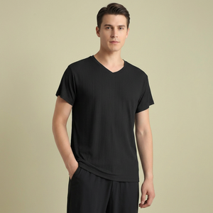 Camiseta de algodón de punto informal de manga corta con cuello en V para hombre, color sólido, corte regular, transpirable, ecológica, de secado rápido, negra - Product Image 2