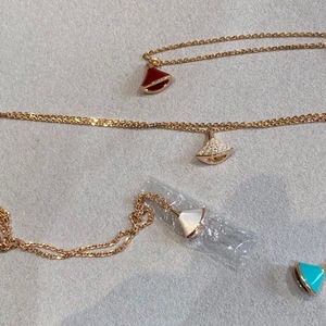 สร้อยข้อมือชั้นคู่ประดับโรสโกลด์ 18K พร้อมหินเรดแคลซิโดนี ประดับด้วยไวท์ฟริทิลลาเรียและเพชรเต็มวง ดีไซน์คลาสสิก - Product Image 3