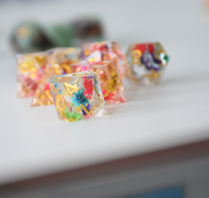 Juego de 7 Dados de Resina Poliedricos de Plástico Easysay, Coloridos, con Remolino, Logotipo Personalizado, para Juegos de Rol como Dungeons and Dragons, Hecho en China - Product Image 6